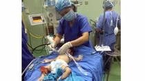 (KỲ LẠ) Bé trai biến thành con gái sau 4 tháng chào đời