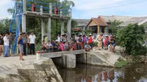 Thi thể bé trai 9 tuổi nổi trên kênh nước