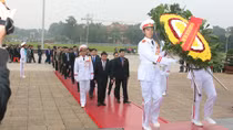 Đoàn đại biểu Đại hội Tài năng trẻ Việt Nam báo công dâng Bác