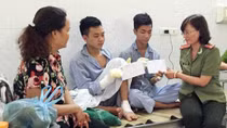 Thăm và tặng quà 2 chiến sỹ Cảnh sát PCCC Hà Nội bị bỏng khi làm nhiệm vụ