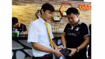 Hai lái xe taxi trả lại 117 triệu đồng khách bỏ quên trên xe
