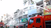 Khu dân cư hoảng loạn vì nhà 2 tầng bốc cháy