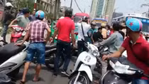 Tấn công người thi hành công vụ vì bị nhắc đội mũ bảo hiểm