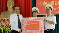 Chánh án TAND Tối cao Trương Hòa Bình tặng quà Lữ đoàn 172 Hải quân