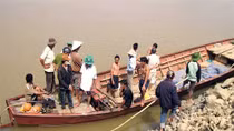 Ba chú cháu bơi qua sông đi bắt rắn, chú bị nước cuốn mất tích