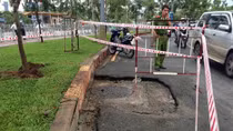 Hố gas phát nổ bật bung cả ô tô