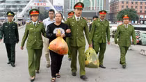 Tiếp nhận đối tượng truy nã do Công an Trung Quốc trao trả