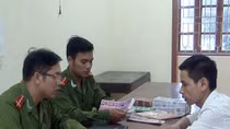 Nhân viên công ty "xoáy" cả trăm triệu đồng thẻ cào, nhét cục gạch thay thế