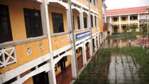 Sơ tán khẩn cấp 700 học sinh do trường bất ngờ... sụt lún gần 1m