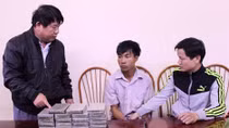 Vật lộn dưới dòng suối, bắt đối tượng mua bán 19 bánh heroin