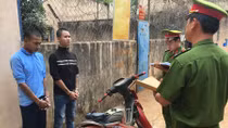 Đến tân gia cướp luôn điện thoại