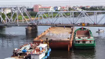 Bằng thuyền trưởng, máy trưởng giả vẫn tung hoành