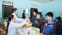 Tuổi trẻ Công an Tuyên Quang khám bệnh, cấp thuốc miễn phí cho học sinh