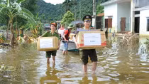 Sẻ chia khó khăn với đồng bào bị mưa lũ