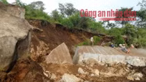 Sập mỏ đá vùi lấp 4 công nhân