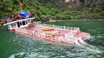 Đắm tàu chở 48 khách du lịch tham quan Vịnh Hạ Long