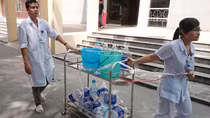 Bệnh nhân vác chai lọ xếp hàng cùng bác sĩ chờ nước sạch