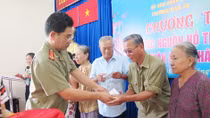 260 phần quà Tết đến đồng bào nghèo quận 2 