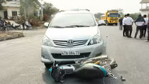Xe taxi kéo lê xe máy gần 30m, một phụ nữ bị trọng thương