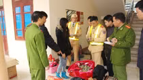Dùng xe đầu kéo chở pháo nổ đi tiêu thụ
