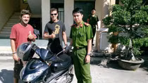 Trao trả xe máy bị mất cắp cho du khách Pháp