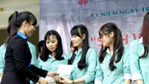Tặng vé xe về Tết cho sinh viên nghèo vượt khó