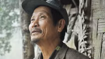 Chuyện người đàn ông tự trói tay bò quanh núi hàng nghìn lần để cai nghiện