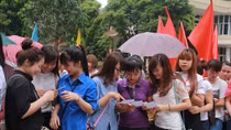 Nam thanh nữ tú háo hức khi lần đầu tiên đi bầu cử
