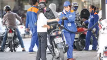 Dầu thô về mức đáy năm 2008, giá bán lẻ vẫn ‘ngất ngưởng’