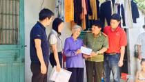 Báo CAND và các nhà tài trợ tặng quà 40 hộ dân nghèo ở TP Cẩm Phả