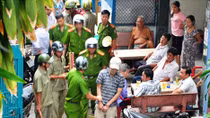Khống chế kẻ ngáo đá xông vào ủy ban phường quậy rồi về nhà cố thủ