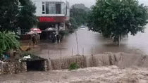 Cứu trợ thực phẩm cho các hộ thiếu đói, bị cô lập do mưa lũ