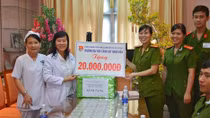 Đại học CSND trao quà cho thiếu nhi Làng Hòa Bình