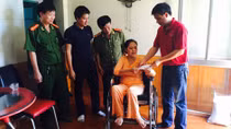 Trao quà cho 40 gia đình vùng lũ Cẩm Phả, Quảng Ninh