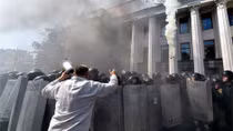 Lựu đạn nổ bên ngoài tòa nhà Quốc hội Ukraine, hơn 100 người thương vong