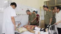 Chia sẻ nỗi đau với các nạn nhân bị mưa lũ ở Quảng Ninh