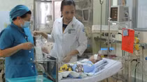 Bé trai sơ sinh bị đâm dao vào sọ đã hồi phục một cách kỳ diệu