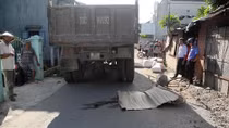 Một học sinh bị ô tô cán chết trên đường đi học