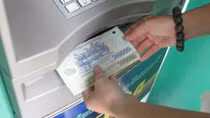 3 ông Tây gắn chíp điện tử trên máy ATM trộm tiền tỷ