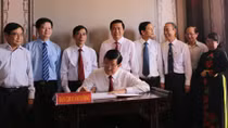 Chủ tịch nước Trương Tấn Sang dâng hương tại Khu lưu niệm Luật sư Nguyễn Hữu Thọ