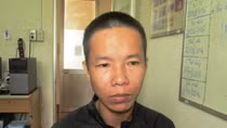 Trộm vàng đang đeo trên tay của bạn nhậu