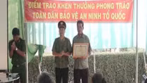 Trao giấy khen cho người dân dũng cảm bắt đối tượng trộm có hung khí