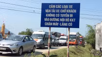 Kẹt xe kéo dài 15km do xe container chết máy trên đèo Phước Tượng