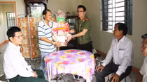 Tri ân các gia đình thương binh, liệt sĩ