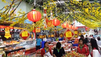 Hàng Tết Việt vẫn chiếm ưu thế