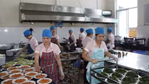 Kiểm tra công ty bị nghi ngờ cung cấp thức ăn bẩn cho trường học