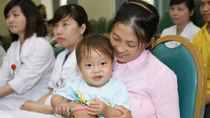 Cháu bé người H’Mông bị rắn độc cắn được xuất viện