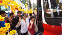 Tặng quà Tết và vé xe miễn phí cho công nhân khu công nghiệp Hà Nội