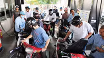 Nhiều lợi ích từ việc xăng dầu giảm giá