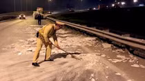 Cảnh sát giao thông cùng nhân dân dọn đá rơi vãi trên Quốc lộ 5